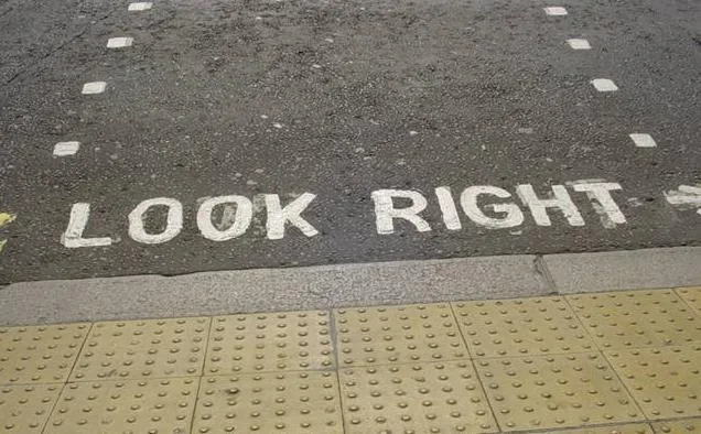 路面上的“LOOK RIGHT”提示:为行人看错方向这一常见错误预先设计提示